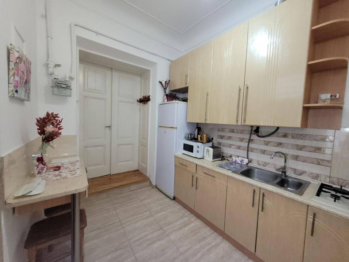 Central Apartment On Rynok Square Lviv Extérieur photo